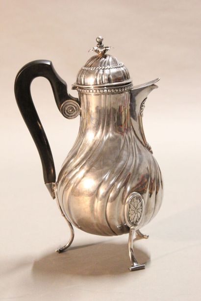 LILLE

Silver pourer with sides decorated...
