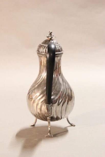 LILLE

Silver pourer with sides decorated...