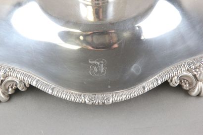Sauceboat in silver on its polylobed display.

Decorated...
