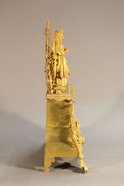 Clock in gilded and chased bronze.

The upper...
