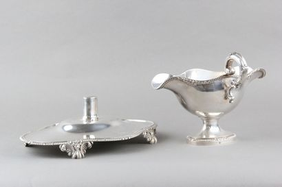 Sauceboat in silver on its polylobed display.

Decorated...