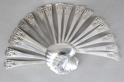 DEBAIN 

Important silver menagere of 137...