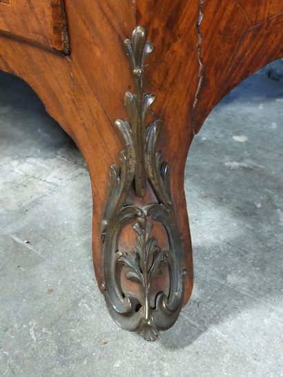 Curved chest of drawers in satin veneer.

Opens...