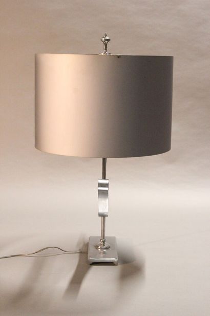 Curious lamp in chromed metal.

The body...