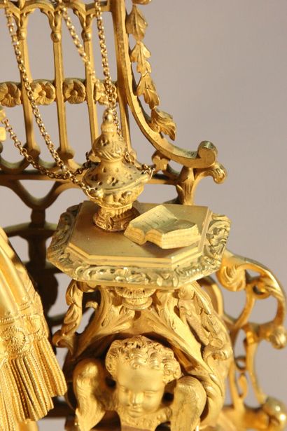 Clock in gilded and chased bronze.

The upper...