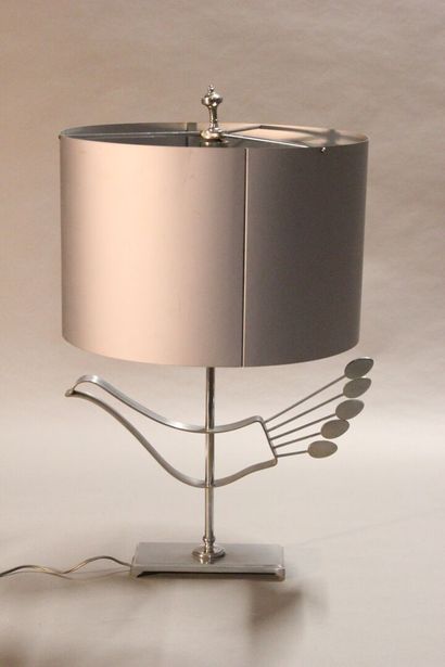 Curious lamp in chromed metal.

The body...