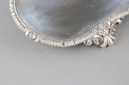 Sauceboat in silver on its polylobed display.

Decorated...