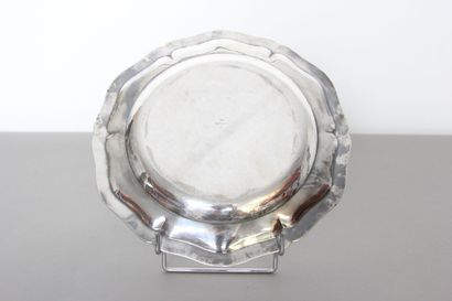 Round silver dish of circular form.

Decoration...