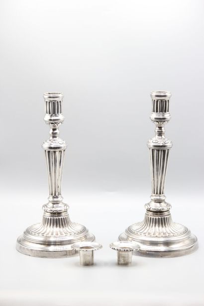 Pair of candlesticks in silver plated bronze.

Shafts...