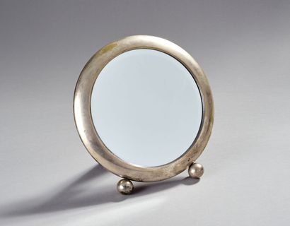 Modernist circular mirror in chromed metal.

Pose...