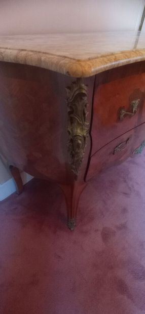 Chest of drawers in veneer curved all sides.

Opens...