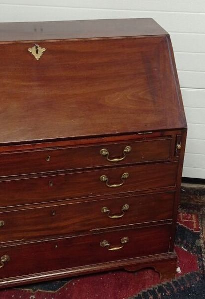 Commode scriban en acajou et placage d'acajou.

La...