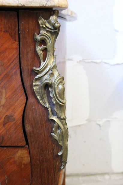 Chest of drawers in veneer curved all sides.

Opens...