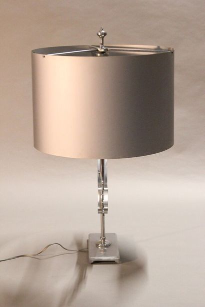 Curious lamp in chromed metal.

The body...
