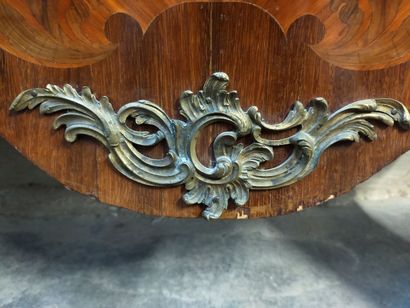 Chest of drawers in veneer curved all sides.

Opens...