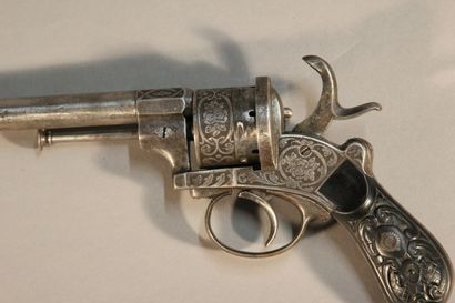 Pistol with pin.

Barrel with 6 shots.

Wooden...