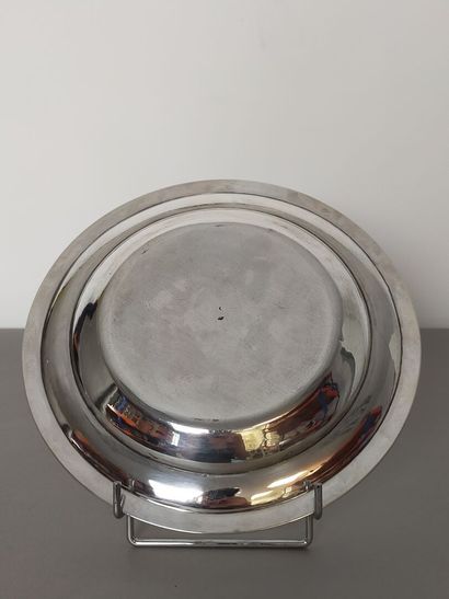 Circular silver dish bordered with nets.

Wing...