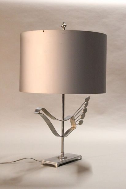 Curious lamp in chromed metal.

The body...