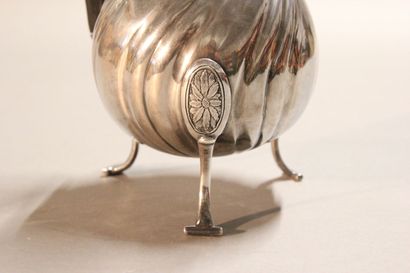 LILLE

Silver pourer with sides decorated...