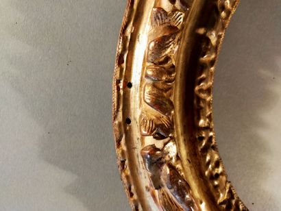 Circular view frame in gilded and carved...