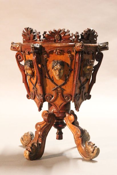 Curious carved wooden cup.

Full decoration...