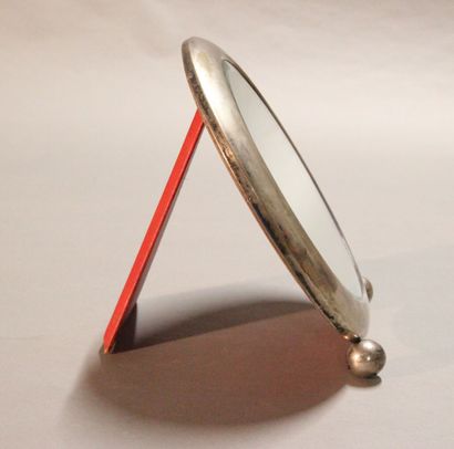 Modernist circular mirror in chromed metal.

Pose...