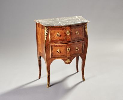 Chest of drawers with a slight curve. 

Rosewood...