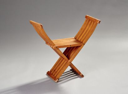 Curule stool in natural wood folding

The...