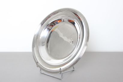 Circular silver dish bordered with nets.

Wing...