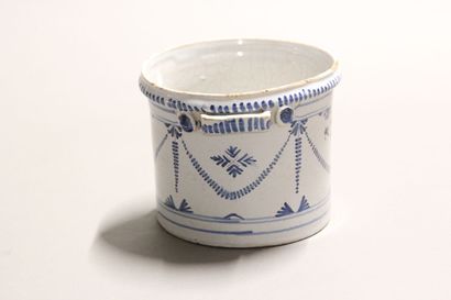Refreshment stand in blue and white earthenware.

Decorated...