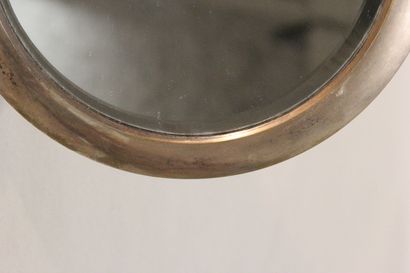 Modernist circular mirror in chromed metal.

Pose...