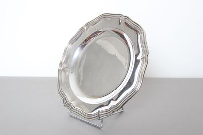 Round silver dish of circular form.

Decoration...