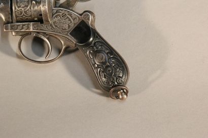 Pistol with pin.

Barrel with 6 shots.

Wooden...