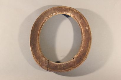 Circular view frame in gilded and carved...