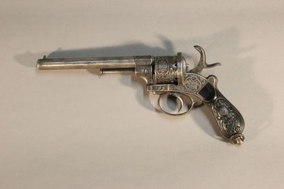 Pistol with pin.

Barrel with 6 shots.

Wooden...