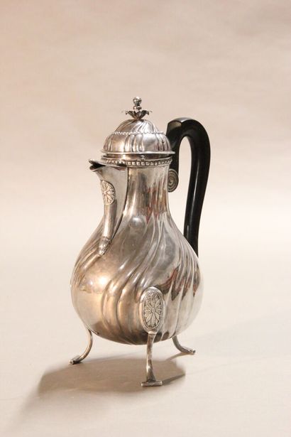 LILLE

Silver pourer with sides decorated...