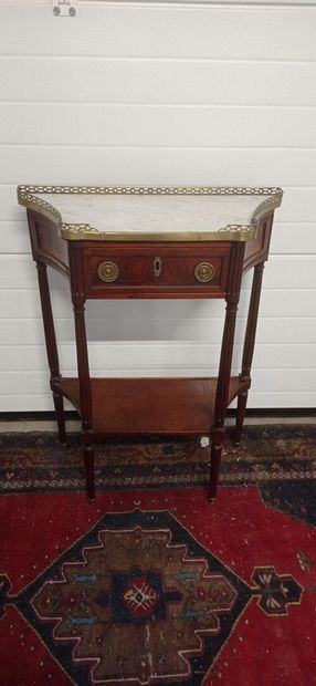 Mahogany and mahogany veneer console of trapezoidal...