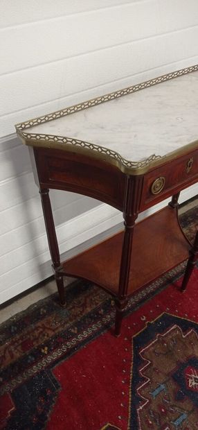 Mahogany and mahogany veneer console of trapezoidal...