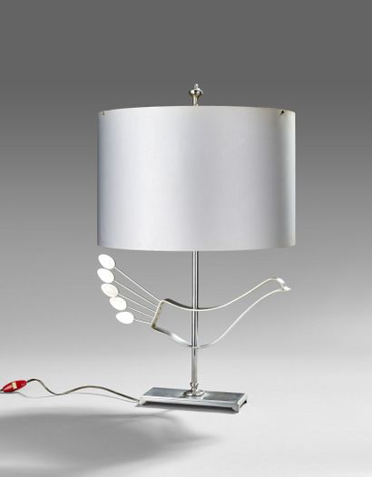 Curious lamp in chromed metal.

The body...