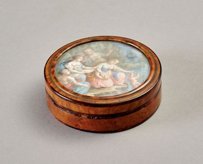 Small circular box in tortoiseshell and burr...