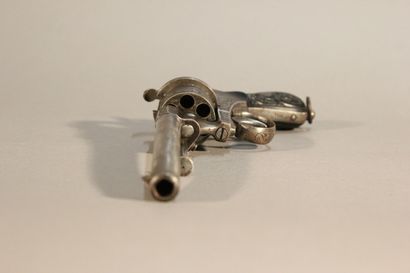 Pistol with pin.

Barrel with 6 shots.

Wooden...