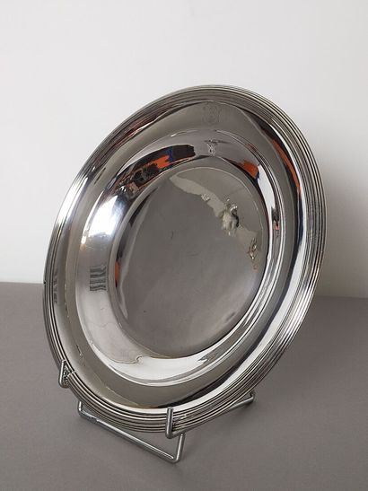 Circular silver dish bordered with nets.

Wing...