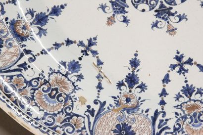 ROUEN

Important dish in polychrome earthenware...
