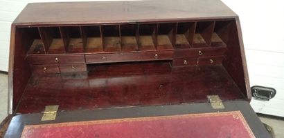 Commode scriban en acajou et placage d'acajou.

La...