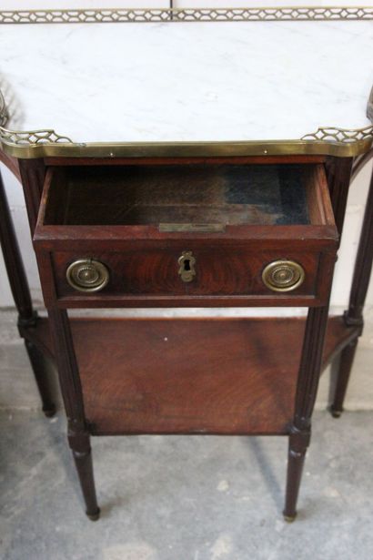 Mahogany and mahogany veneer console of trapezoidal...