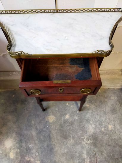Mahogany and mahogany veneer console of trapezoidal...