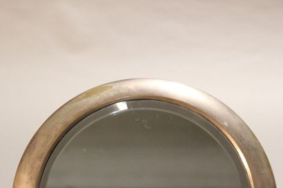 Modernist circular mirror in chromed metal.

Pose...