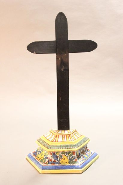 ROUEN.

Christ in polychrome earthenware.

Base...