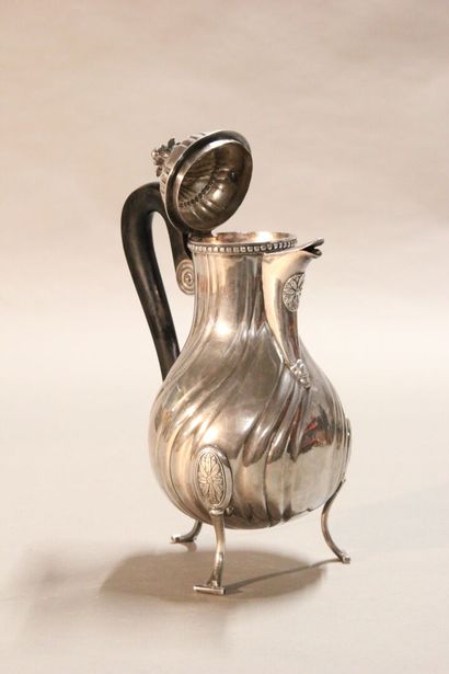 LILLE

Silver pourer with sides decorated...