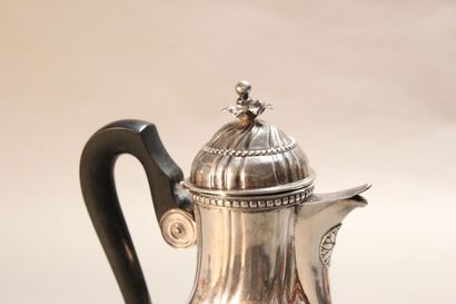 LILLE

Silver pourer with sides decorated...